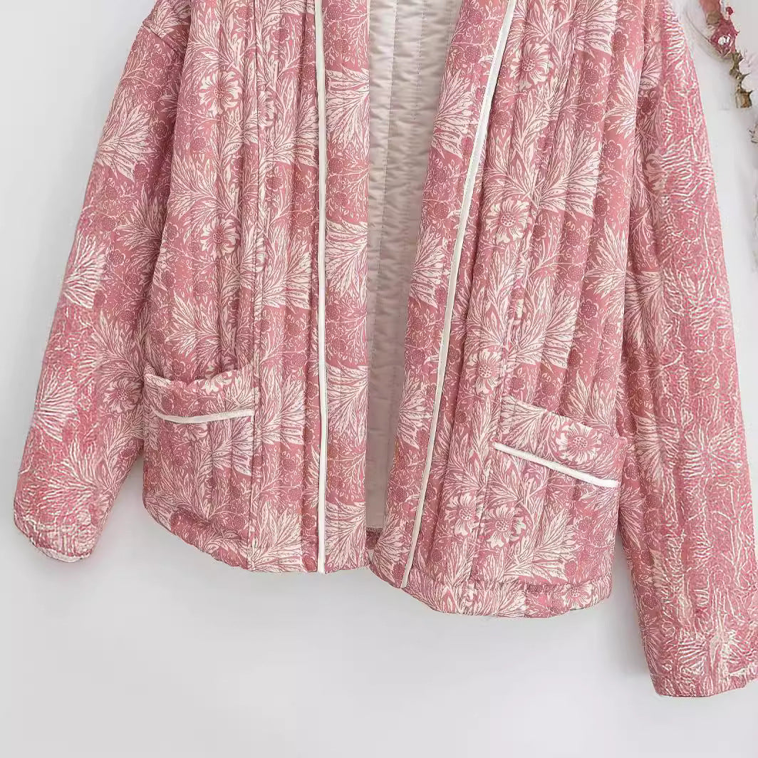 Damska Light pikowana kurtka in kimono styl z kwiatowa Block Print i kontrastowy Piping Lumaza
