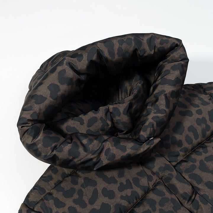 Damska krótka pikowana kurtka z high hood kołnierzem, ściągaczem dołem i leopard print Lumaza