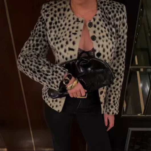 Damska krótka Faux Fur kurtka z Leopard Print i Round Neck Lumaza