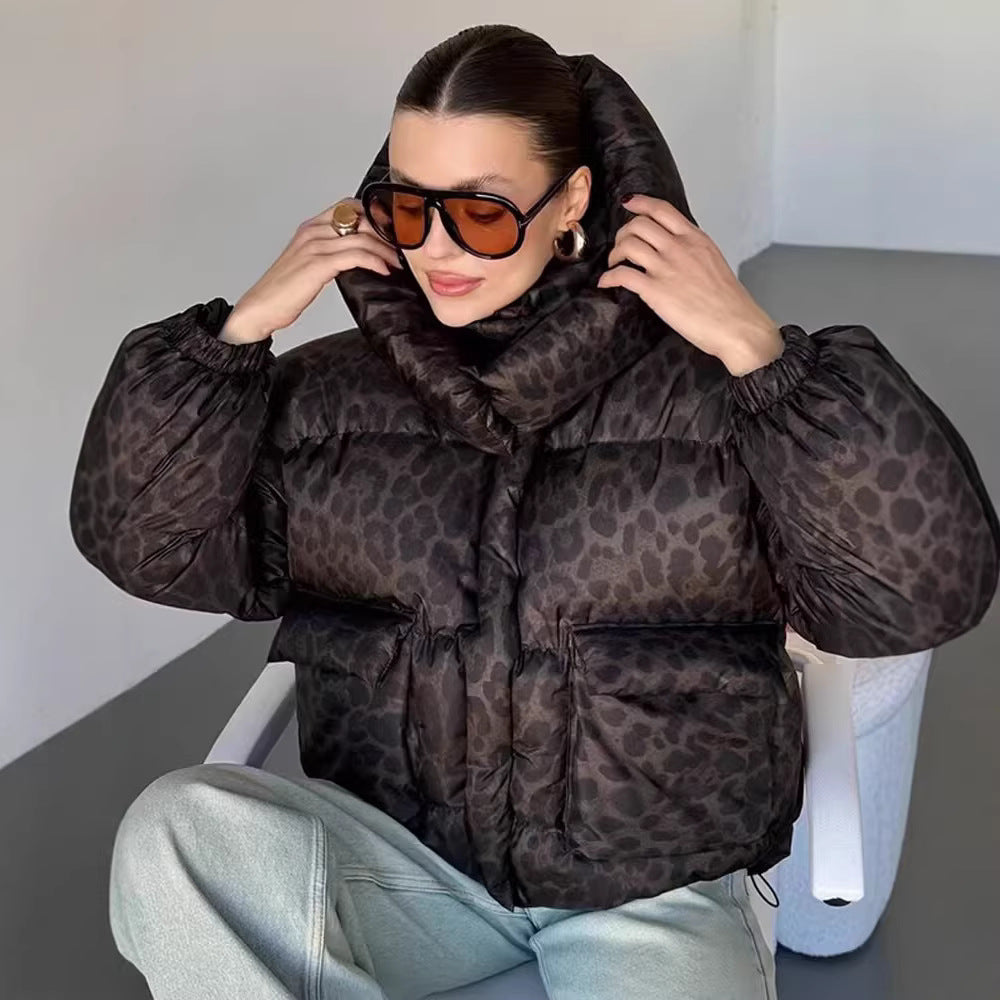 Damska krótka pikowana kurtka z high hood kołnierzem, ściągaczem dołem i leopard print Lumaza