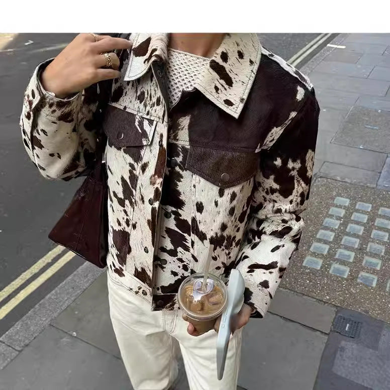 Damska krótka koszulowa kurtka z Cow Spot Pattern i naszywane Chest kieszeniami Lumaza