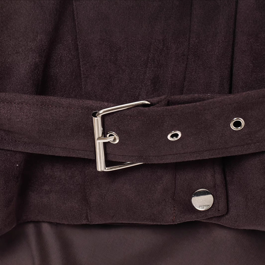Damska krótka kurtka made of welurowa imitation z a waist paskiem, boxy cut, i zamkiem błyskawicznymed kieszeniami Lumaza