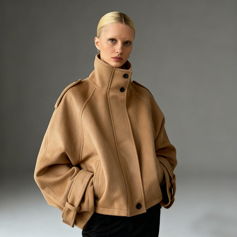 Damska krótka oversize Wool kurtka z ze stójką i Epaulets Lumaza