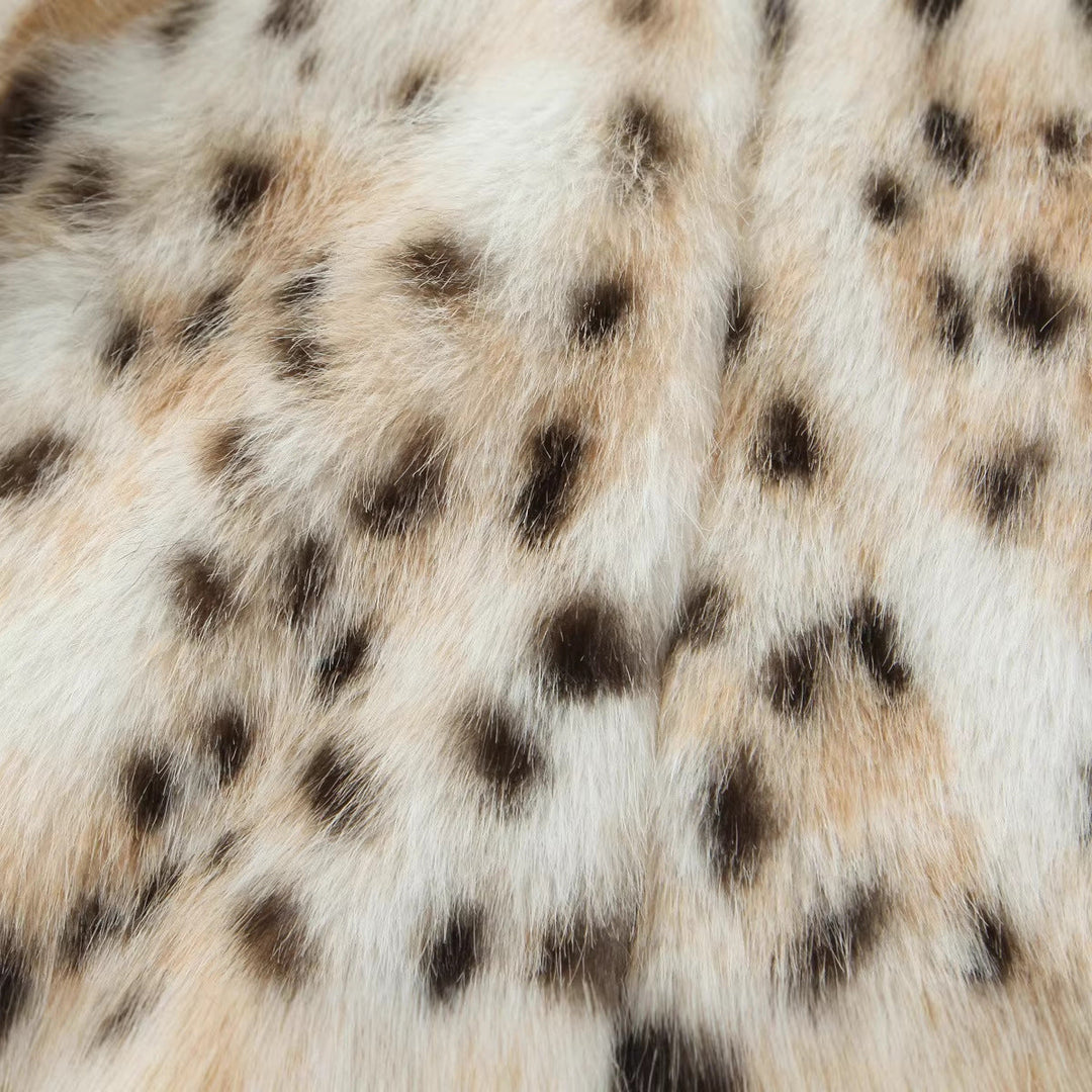 Damska długa faux fur płaszcz in leopard print z oversize cut Lumaza
