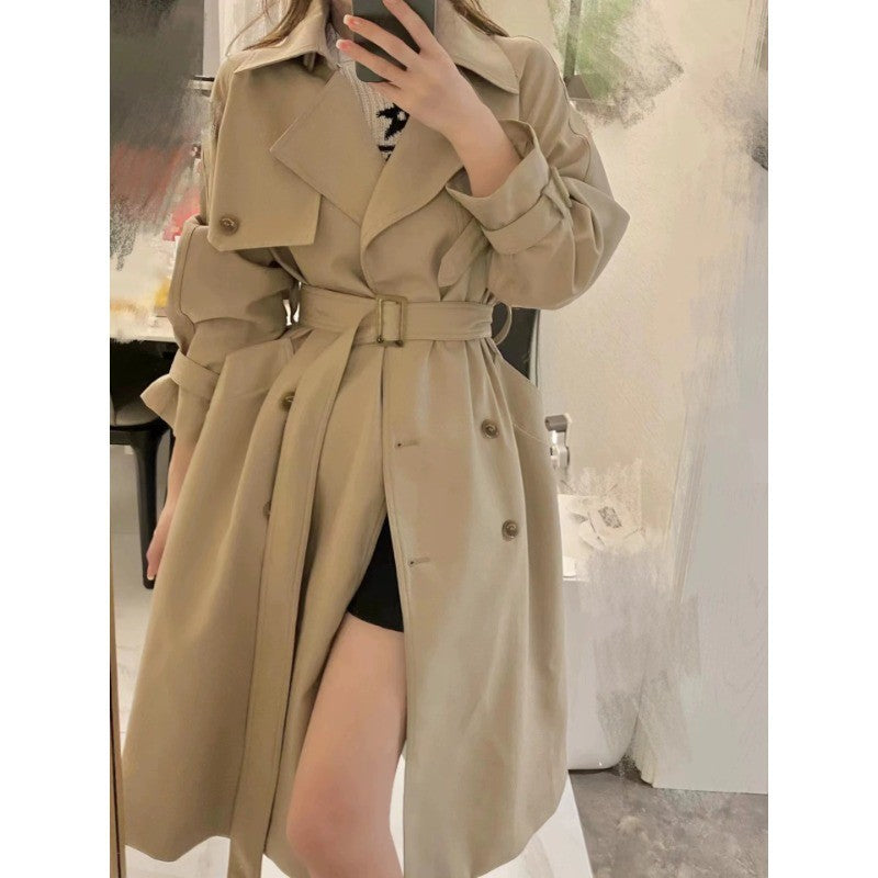 Damska elegancka midi trencz z oversize na ramiona klapką, gathered rękawami, i waist-defining wiązanym paskiem Lumaza