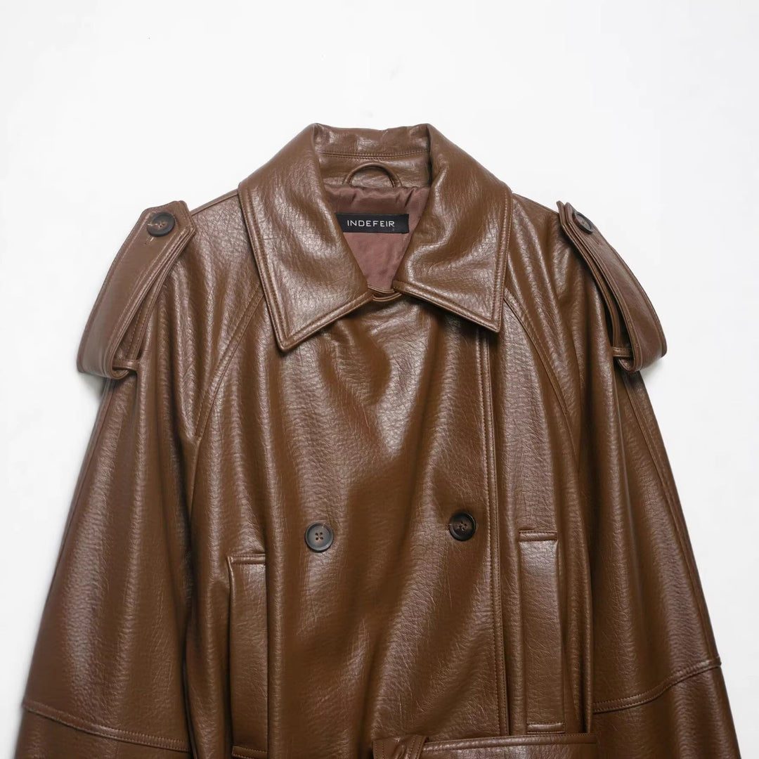 Damska leather trencz z paskiem, na ramiona flaps i oversize kołnierzem Lumaza