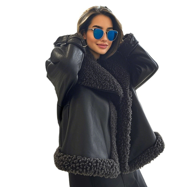 Damska krótka aviator leather kurtka z teddy lining, dużymi kołnierzem, i oversize silhouette Lumaza