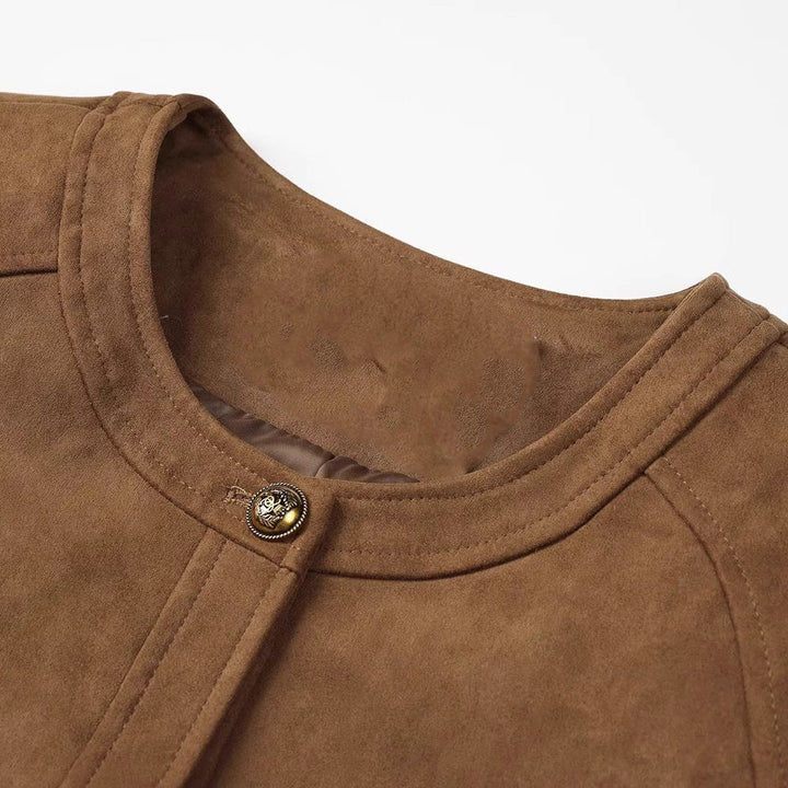 Damska krótka kurtka made of suede leather z round neck, z naszywanymi kieszeniami &amp; turn-up cuffs Lumaza