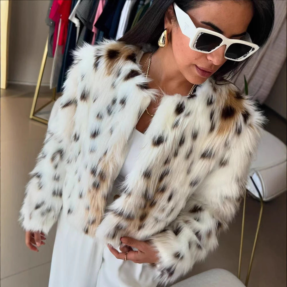 Damska krótka fur kurtka made of faux fur z leopard print i boxy silhouette Lumaza