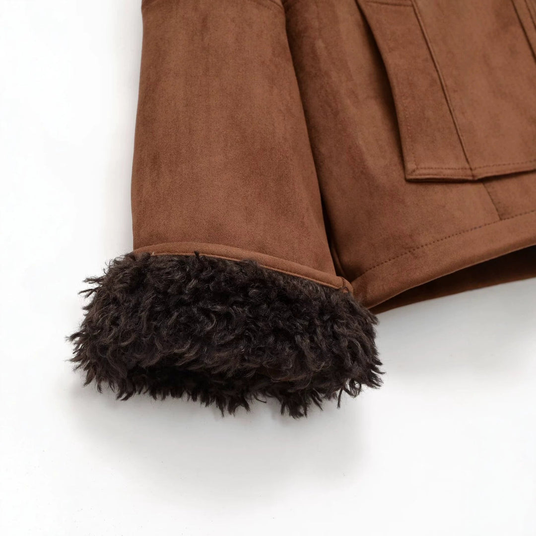 Damska krótka kurtka in lambskin look z voluminous shawl kołnierzem Lumaza