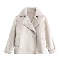 Damska krótka kurtka in oversize shearling look z lapel kołnierzem i kieszeniami Lumaza