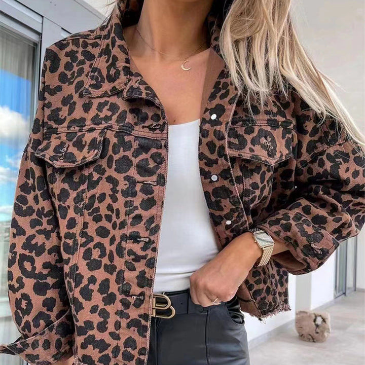 Damska krótka oversize kurtka jeansowa z lampart print, patch kieszenie na piersi, i raw Dół