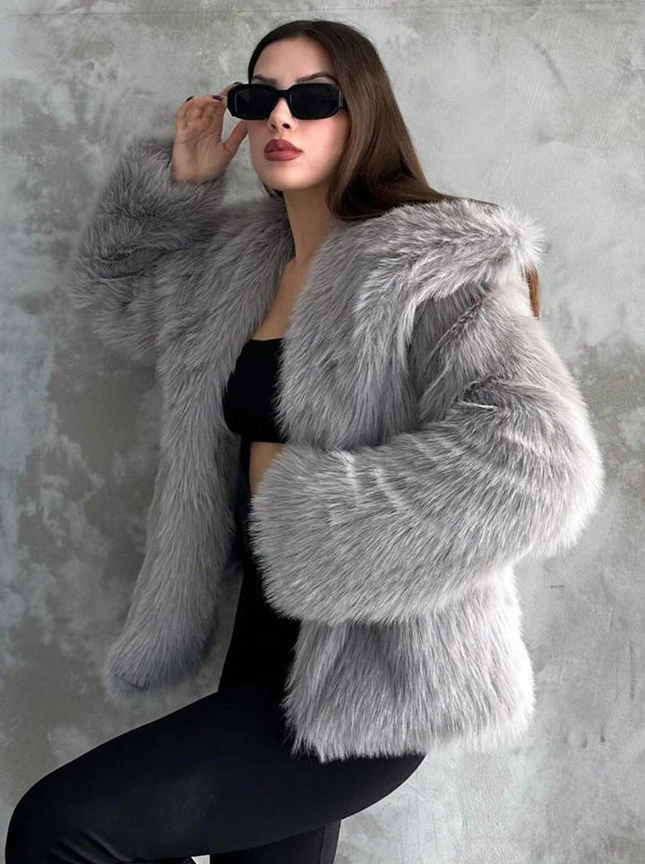 Damska krótka Faux Fur kurtka z Voluminous Shawl kołnierzem Lumaza