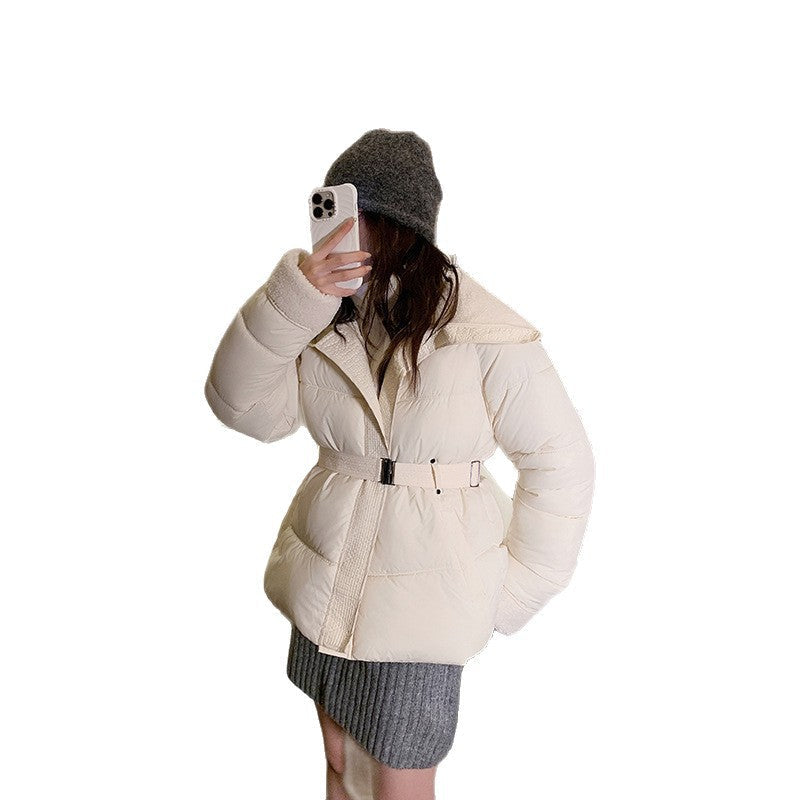 Damska krótka pikowana waist puchowa kurtka z cozy teddy kołnierzem i regulowanym buckle strap Lumaza