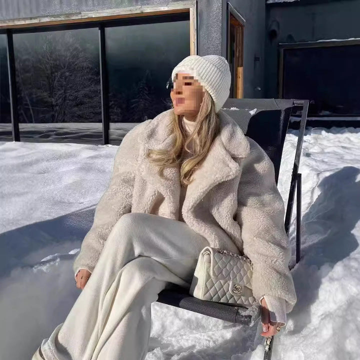 Damska krótka teddy kurtka in lamb fur look z oversize lapel kołnierzem Lumaza
