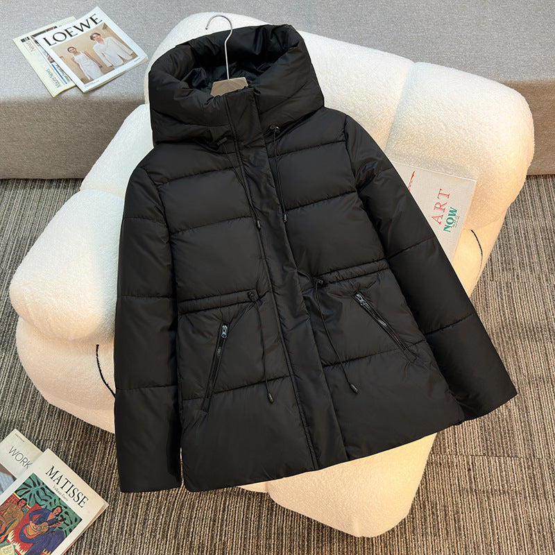 Damska dopasowana ocieplana pikowana kurtka z high ze stójką, regulowanym ściągaczem, i concealed zamkiem kieszeniami Lumaza