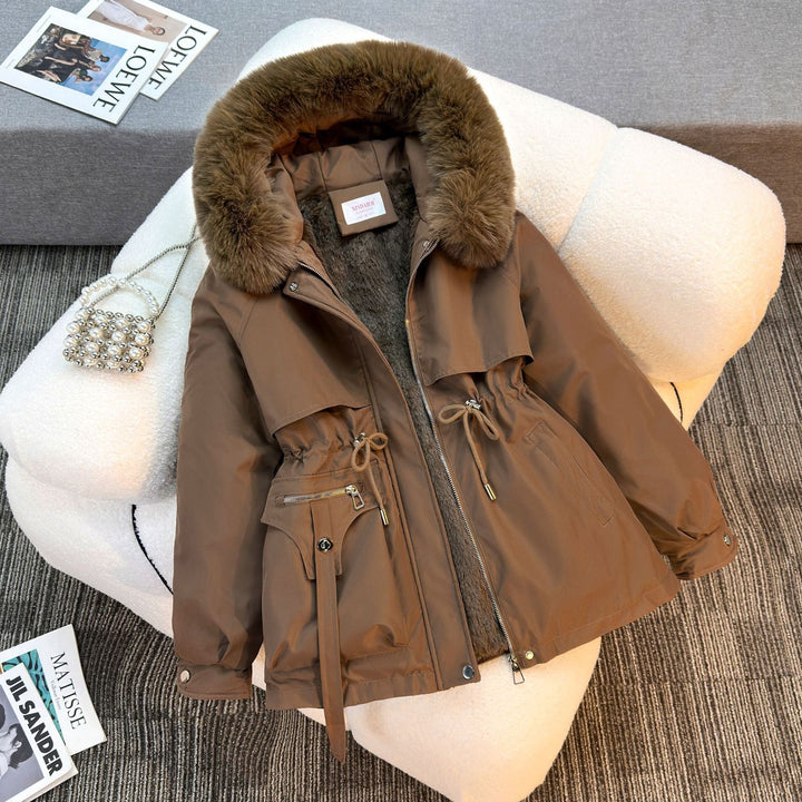 Damska krótka ocieplana parka z faux fur kołnierzem, teddy lining, ściągaczem waist, i multifunkcjonalna kieszeniami Lumaza
