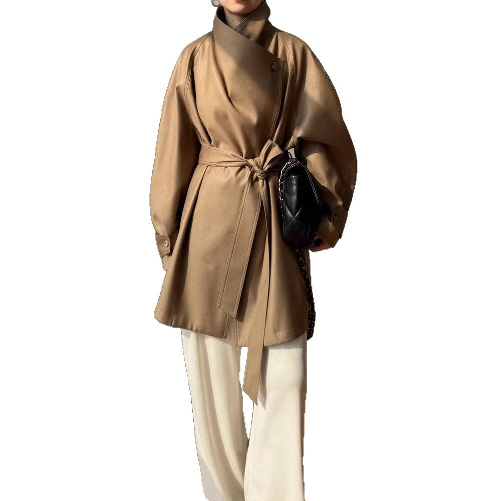 Damska elegancka trencz made of high-quality material Lumaza