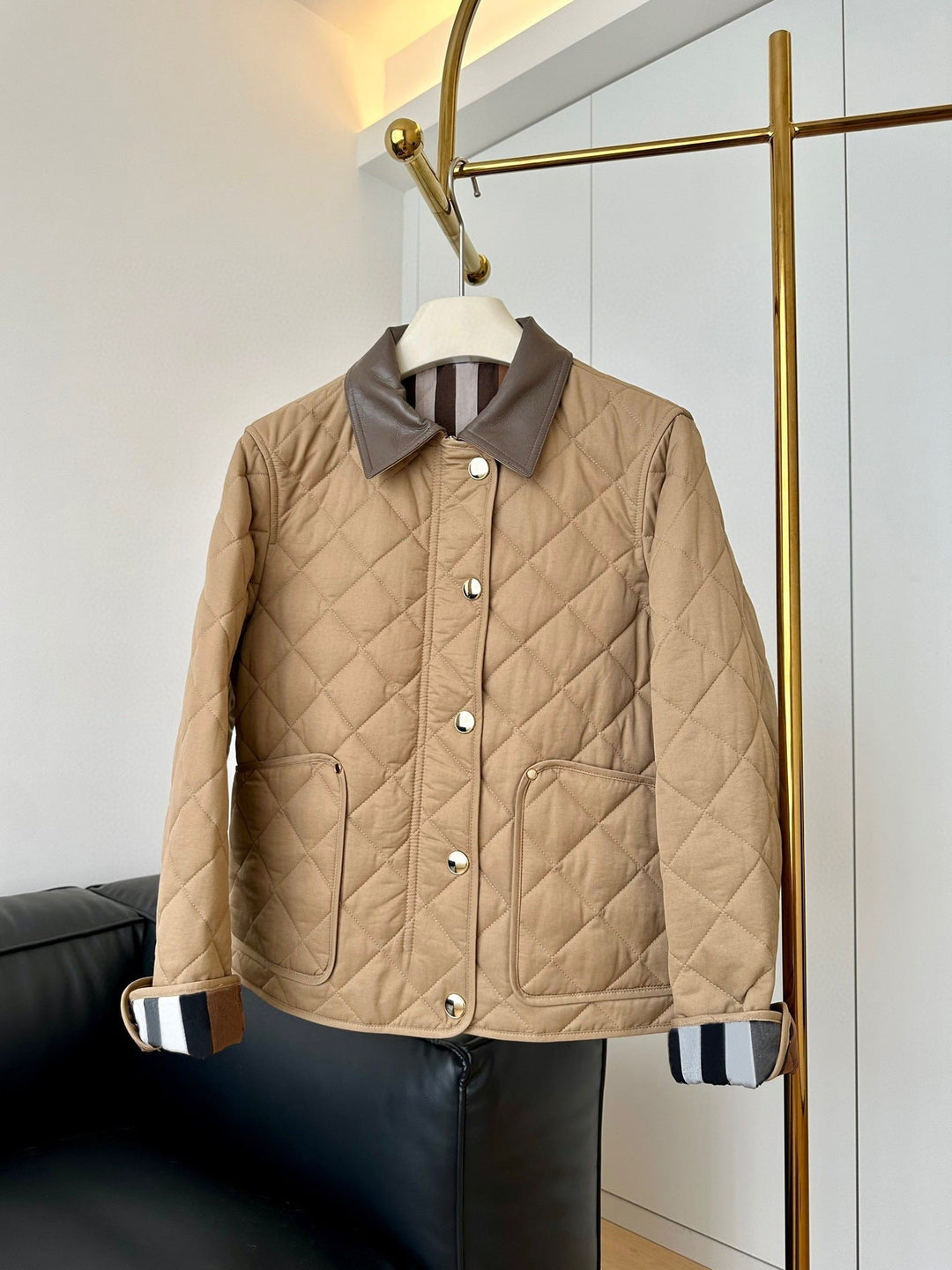 Damska fashionable pikowana kurtka z elegancka leather kołnierzem Lumaza