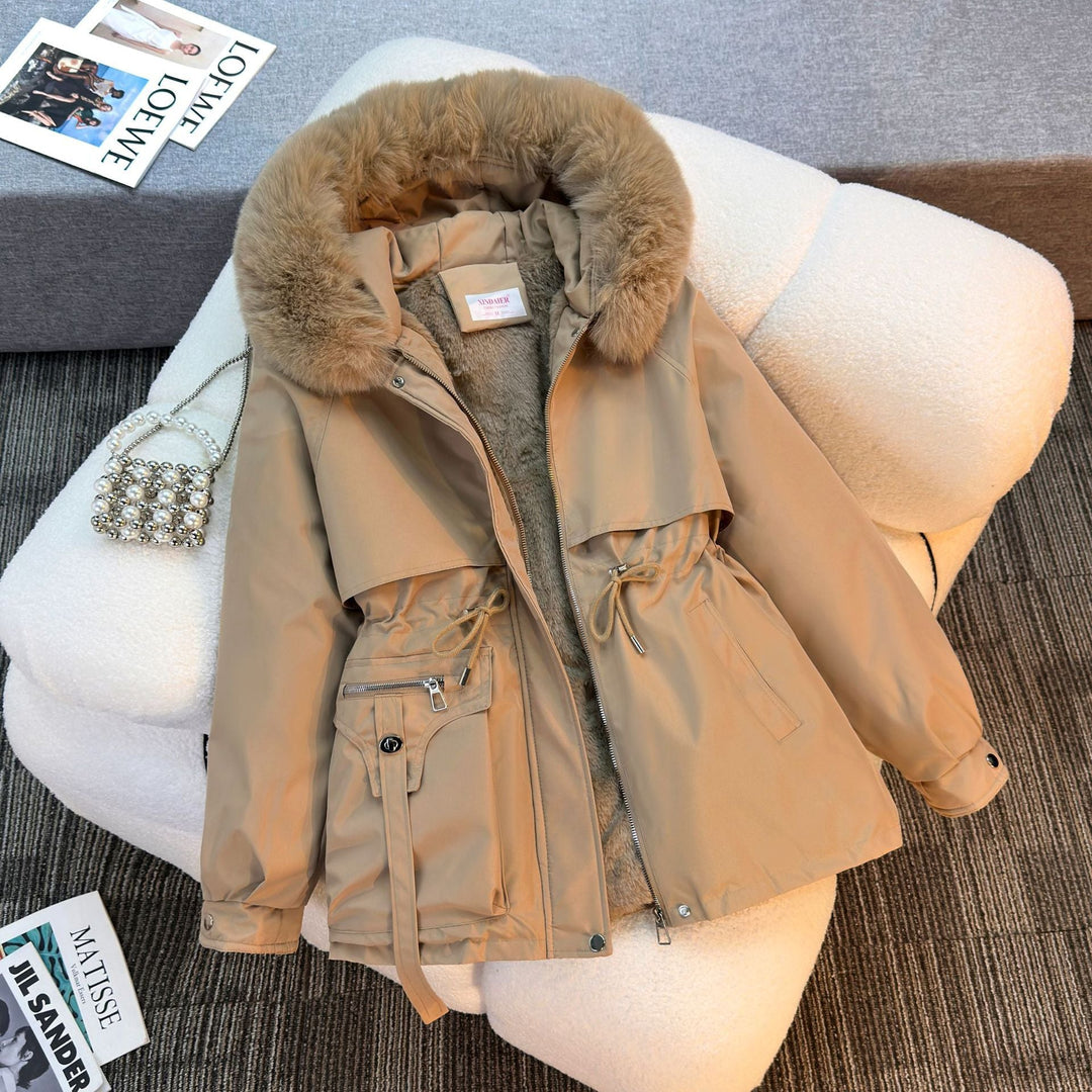 Damska krótka ocieplana parka z faux fur kołnierzem, teddy lining, ściągaczem waist, i multifunkcjonalna kieszeniami Lumaza