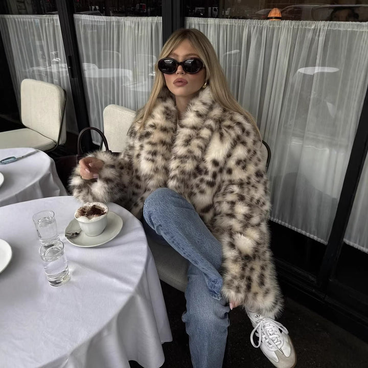 Damska długa faux fur płaszcz in leopard print z oversize cut Lumaza