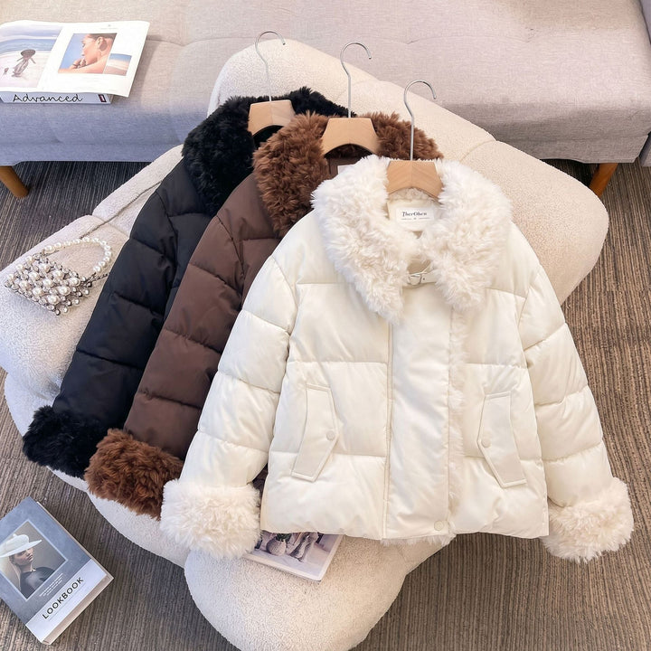 Damska dopasowana pikowana kurtka z voluminous teddy kołnierzem i detachable pom-pom details Lumaza