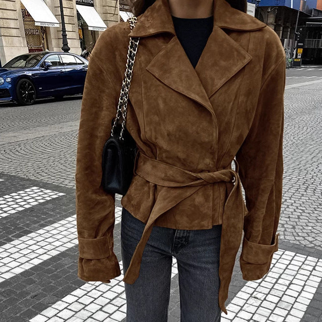 Damska taliowana Suede-Look krótka kurtka z kopertowa paskiem i długa Cuffs Lumaza