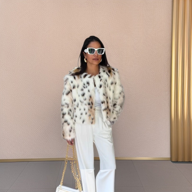 Damska krótka fur kurtka made of faux fur z leopard print i boxy silhouette Lumaza