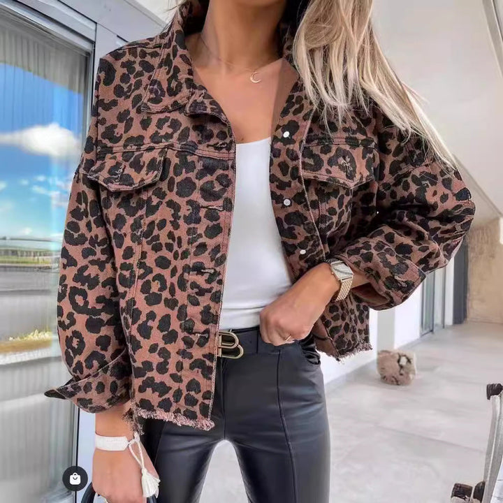 Damska krótka oversize kurtka jeansowa z lampart print, patch kieszenie na piersi, i raw Dół