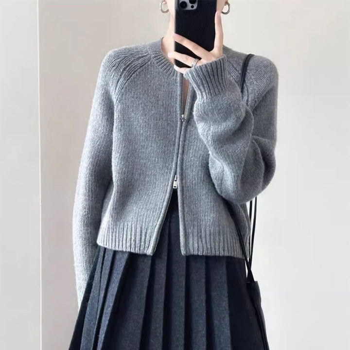 Damska krótka kurtka made of soft fine dzianinowa z a full-length zamkiem błyskawicznym i ribbed dołem Lumaza