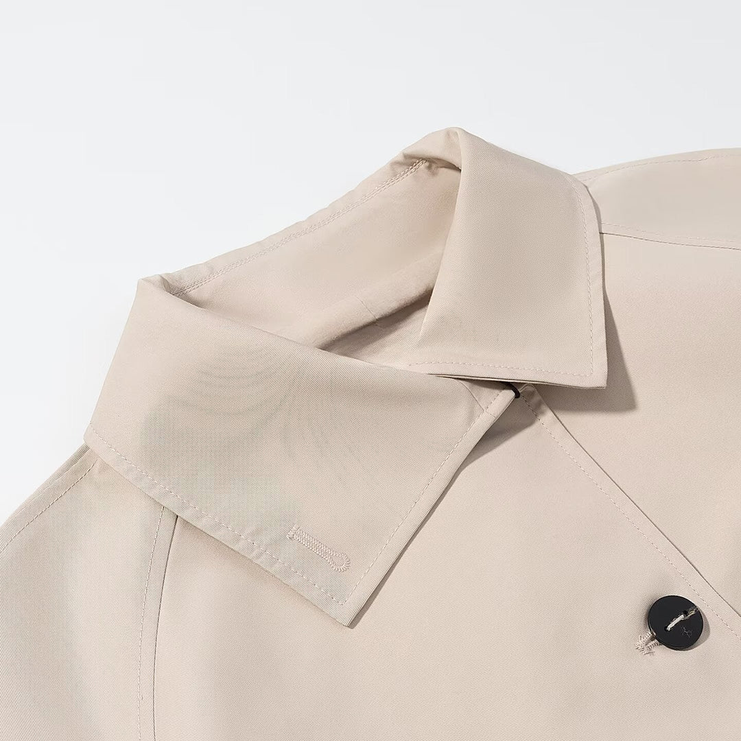 Damska krótka trench-styl kurtka z boxy silhouette i raglan rękawami Lumaza