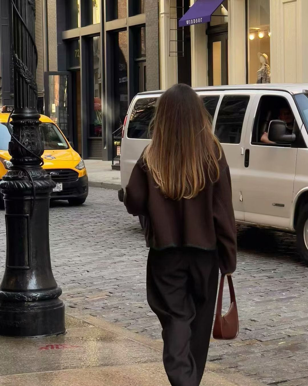 Damska krótka kurtka z round neck, boxy krótka silhouette i kontrastowy piping Lumaza