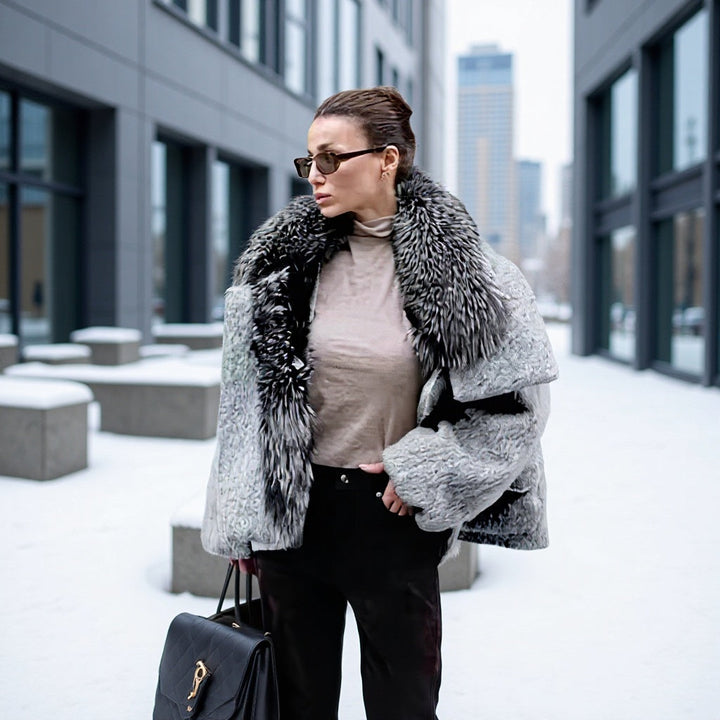 Damska krótka kurtka made of faux fur in oversize cut z voluminous faux fur kołnierzem Lumaza
