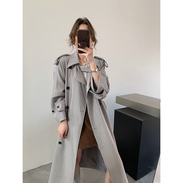 Damska pinstripe trencz z boxy silhouette, na ramiona patches, i concealed wiązanym paskiem Lumaza