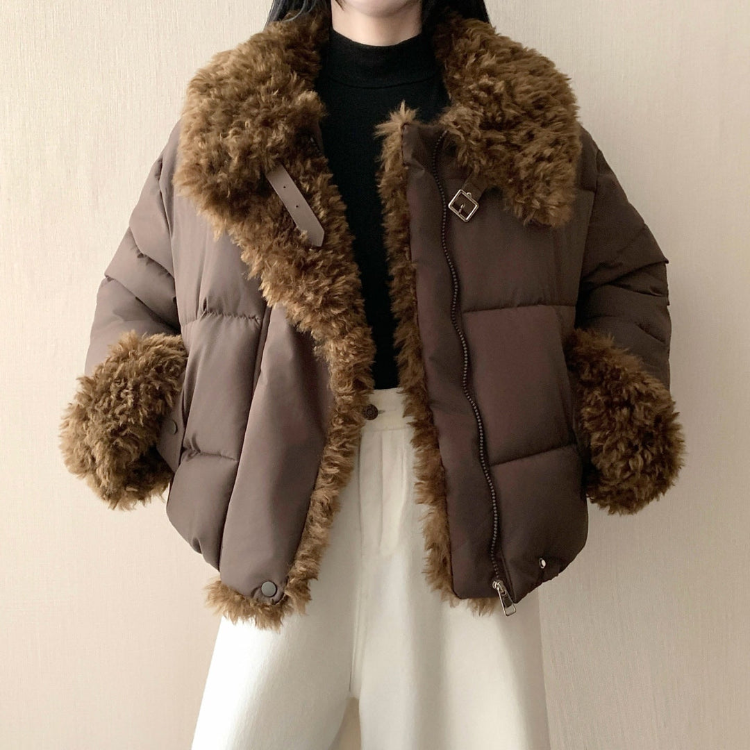 Damska krótka oversize puchowa kurtka z teddy lining, lapel kołnierzem i buckle closure Lumaza