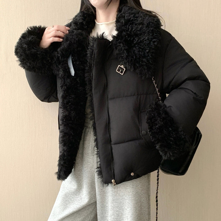 Damska krótka taliowana puchowa kurtka z voluminous faux fur kołnierzem, buckle i zamkiem błyskawicznym details Lumaza