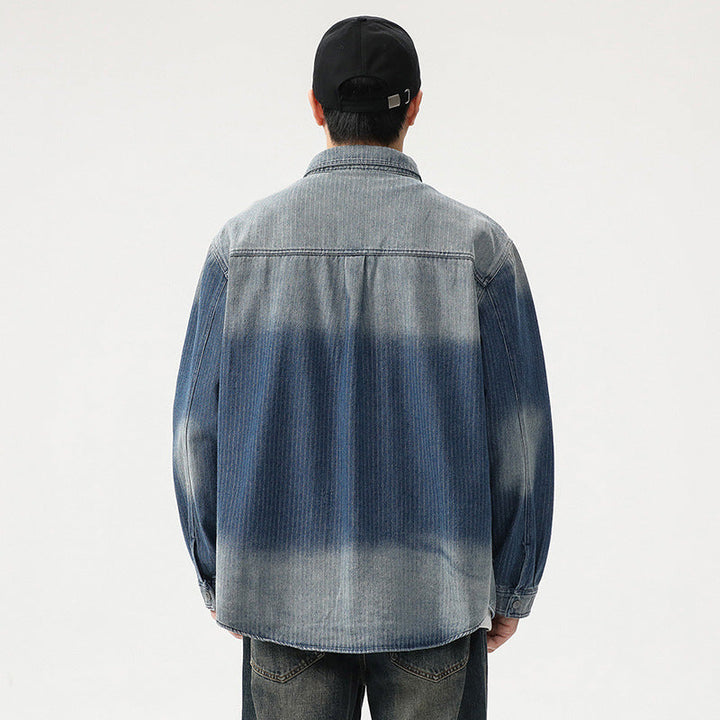 Męska koszula wierzchnia wykonany z denim z kontrastowy rękawy i lekki used wash