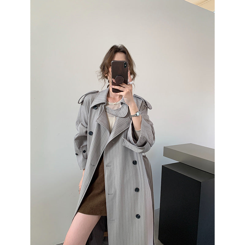 Damska pinstripe trencz z boxy silhouette, na ramiona patches, i concealed wiązanym paskiem Lumaza