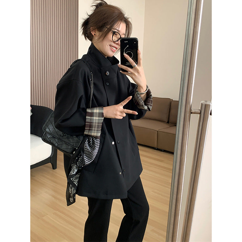 Damska krótka trencz in oversize boxy cut z standing kołnierzem i checkered rękawem turn-up Lumaza