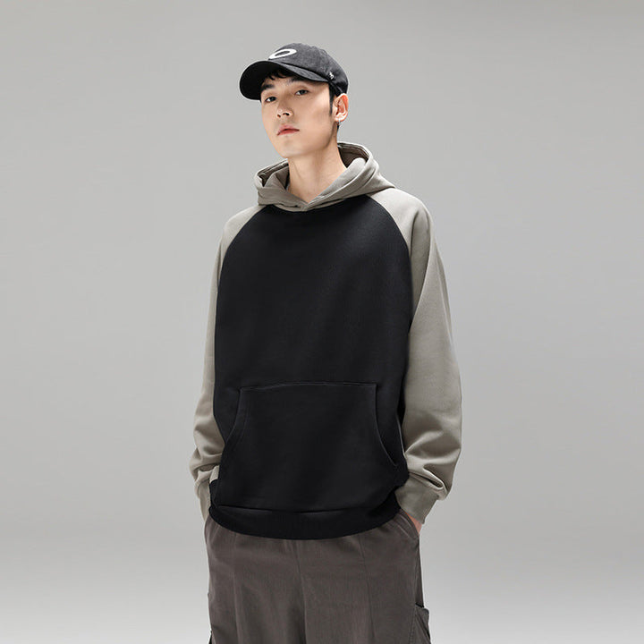 Herren Kapuzenpullover im Colourblock-Fason mit Raglanowyärmeln, Kängurutasche und geripptem Saum