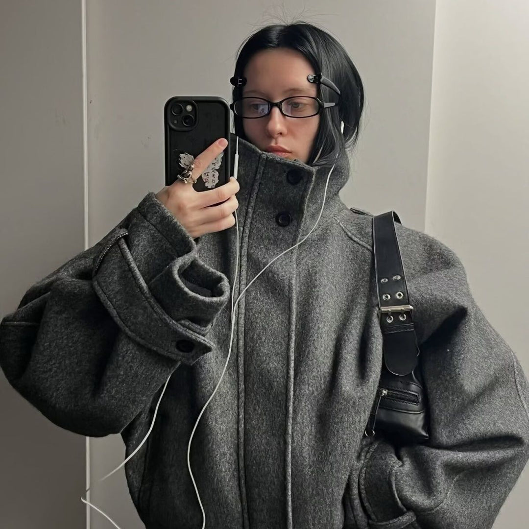 Damska krótka oversize Wool kurtka z ze stójką i Epaulets Lumaza