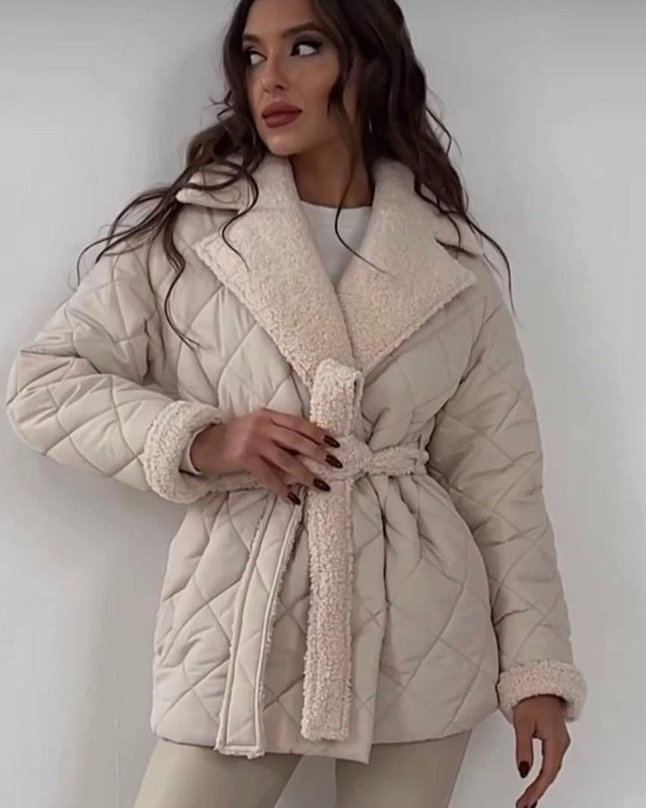 Damska pikowana kurtka z teddy lining, dopasowana paskiem i dużymi shawl kołnierzem Lumaza