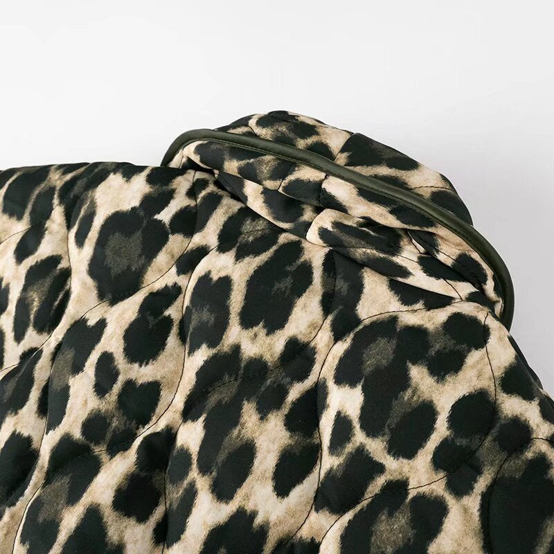 Damska krótka kurtka z leopard print, boxy silhouette i shawl kołnierzem Lumaza