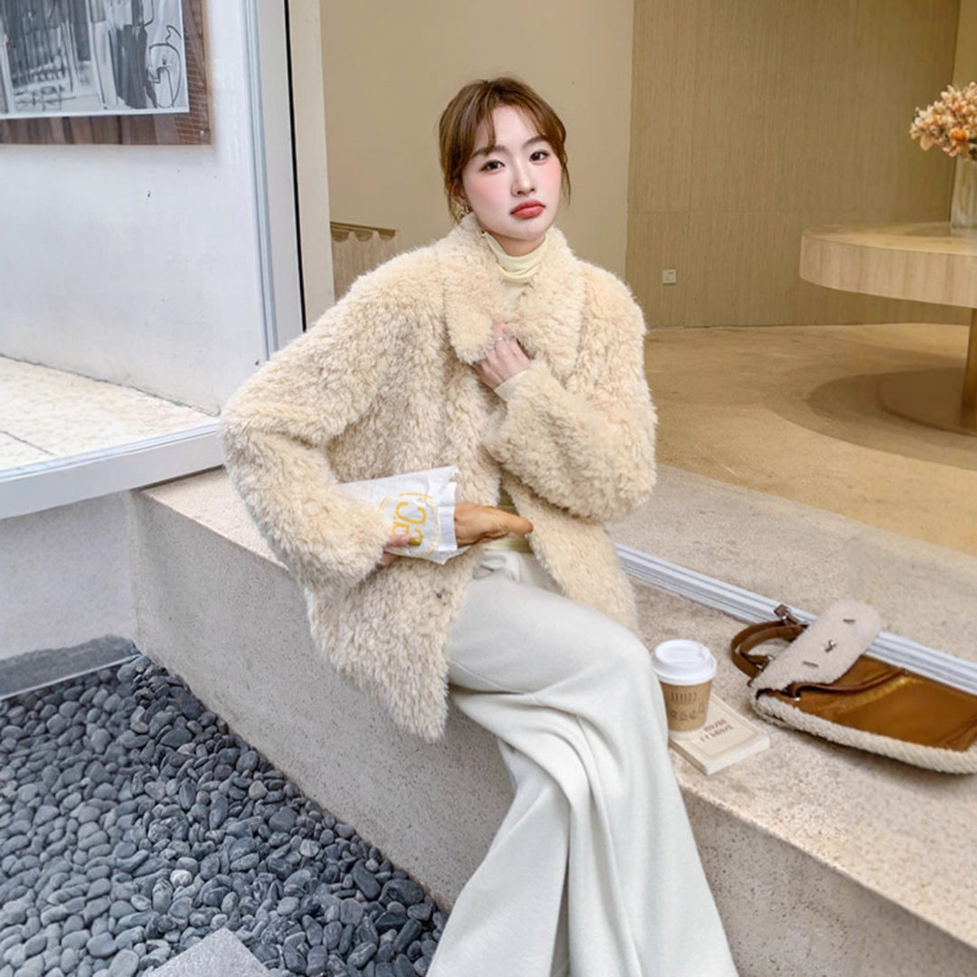 Damska krótka Teddy płaszcz z Cozy Faux Fur Texture i Classic kołnierzem Lumaza