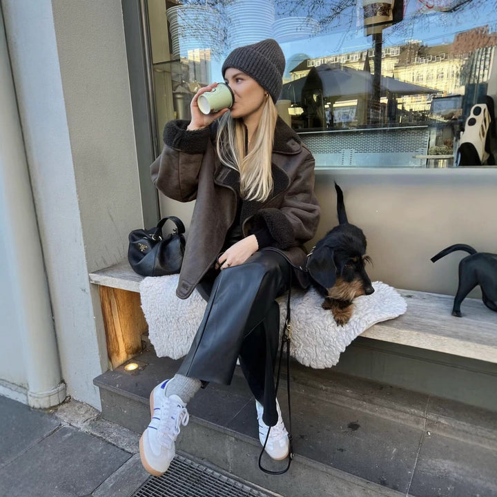 Damska krótka kurtka in oversize shearling look z lapel kołnierzem i kieszeniami Lumaza