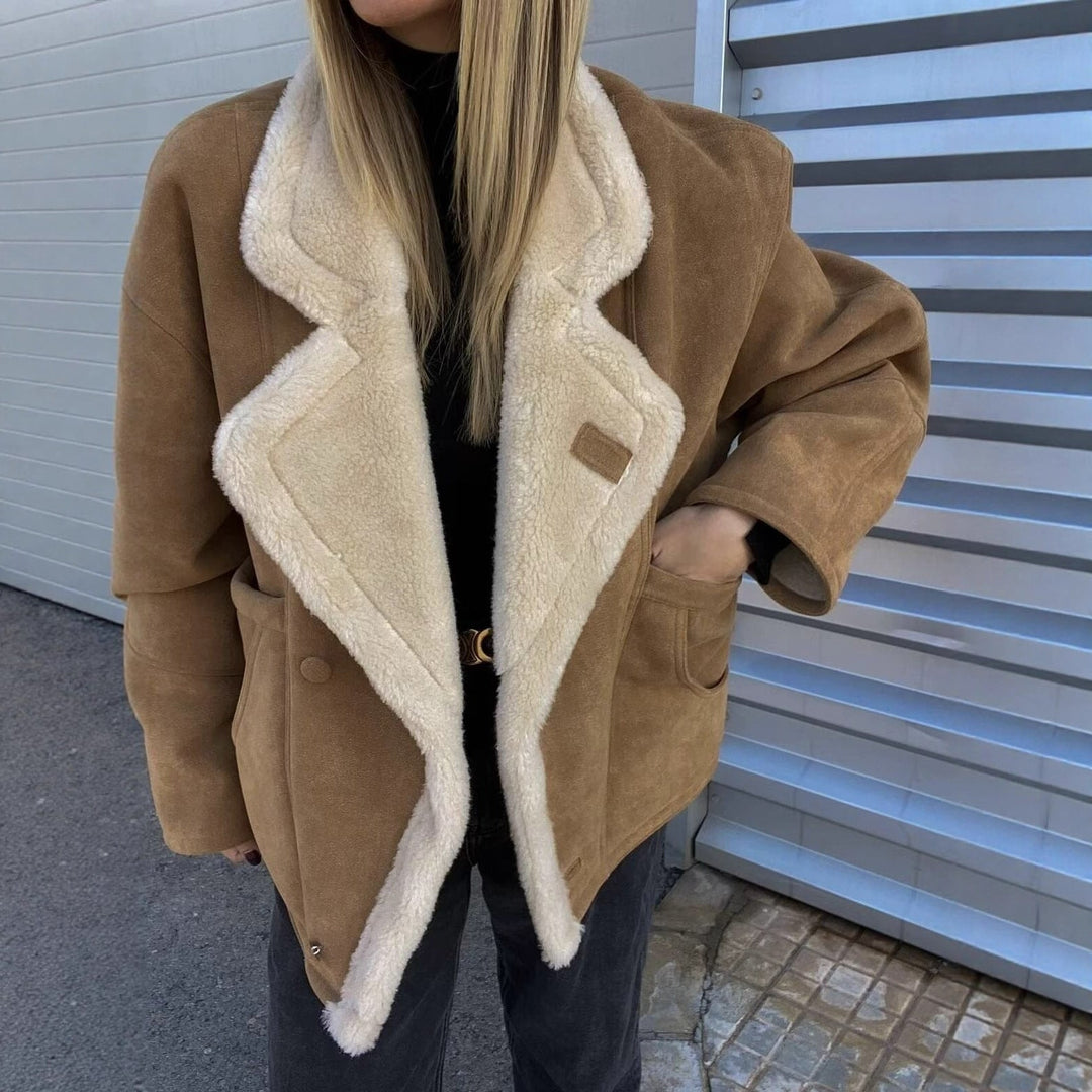 Damska oversize krótka kurtka in Suede Look z Teddy Lining i dużymi Lapel kołnierzem Lumaza