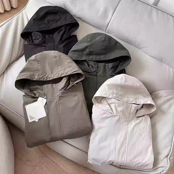Kurtka męska z kapturem - o lekkiej konstrukcji z regulowanym kapturem na sezon przejściowy