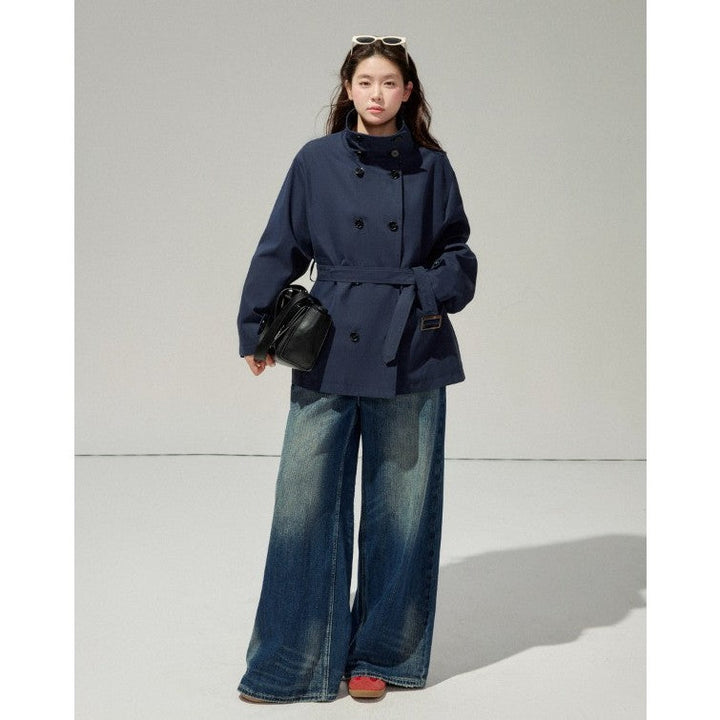 Damska krótka trencz z a flattering paskiem i dwurzędna guzikami listwą Lumaza