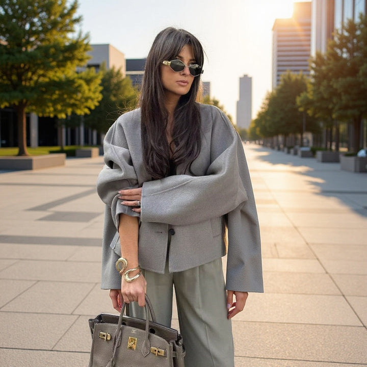 Damska krótka płaszcz made of mieszanka wełny z oversize silhouette, V-neck i podwójna guzikami closure Lumaza