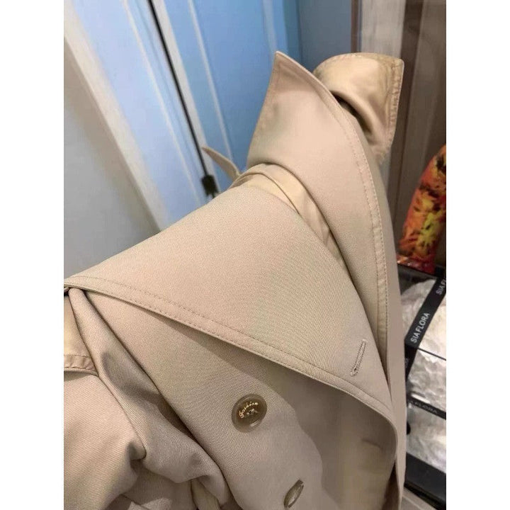 Damska elegancka midi trencz z oversize na ramiona klapką, gathered rękawami, i waist-defining wiązanym paskiem Lumaza